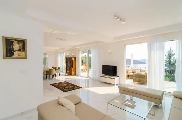 Villa (Five Bedroom Villa with Swimming Pool)