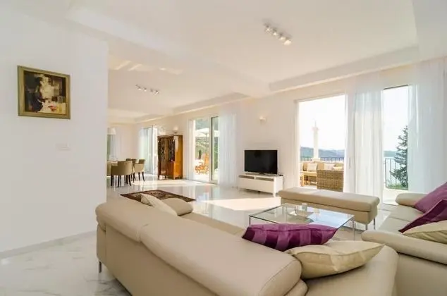 Villa (Five Bedroom Villa with Swimming Pool)