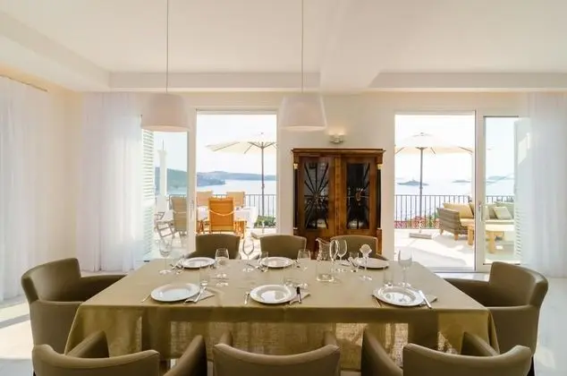 Villa (Five Bedroom Villa with Swimming Pool)