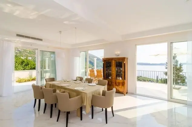 Villa (Five Bedroom Villa with Swimming Pool)