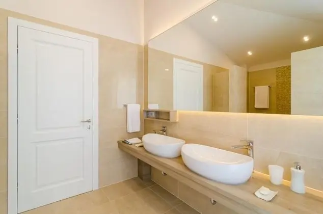 Villa (Five Bedroom Villa with Swimming Pool)