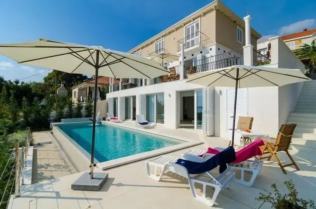 Villa (Five Bedroom Villa with Swimming Pool)