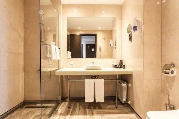 Tek Büyük veya İki Ayrı Yataklı Oda, Balkon, Dağ Manzaralı