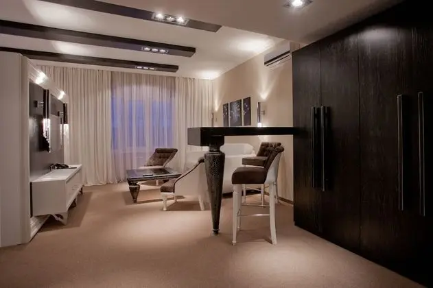 Luxury Oda