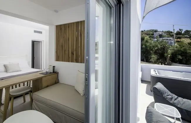 King Suite with Jacuzzi, Sea view (105)