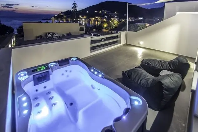 King Suite with Jacuzzi, Sea view (105)