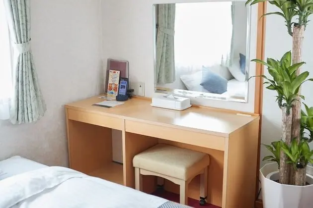 Üç Kişilik Oda, Sigara İçilmez