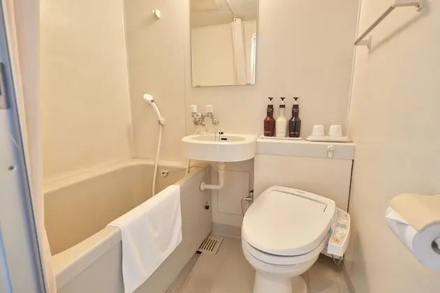 Üç Kişilik Oda, Sigara İçilmez