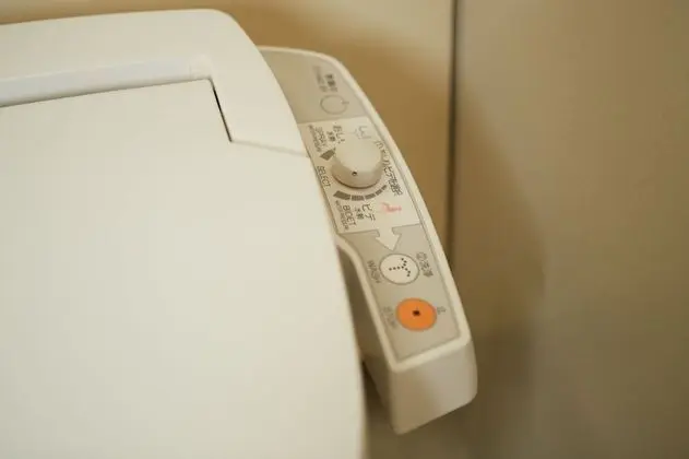 Üç Kişilik Oda, Sigara İçilmez