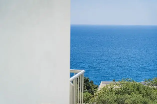 Üç Kişilik Oda, Deniz Manzaralı