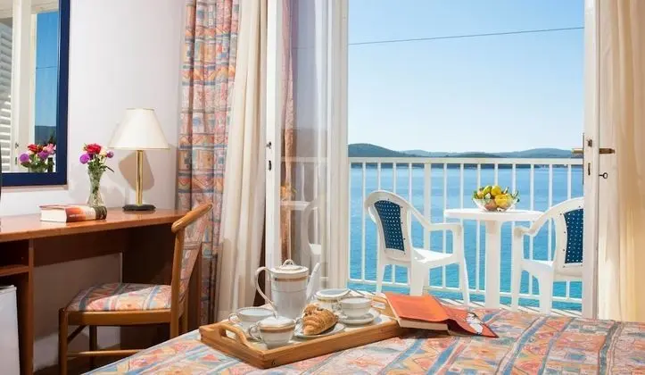 Superior double room with sea view balcony, additional bed