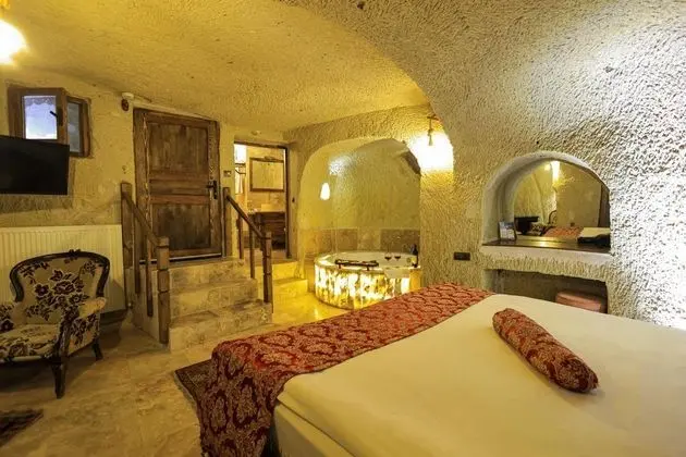 Cave Suite,    , Jakuzili