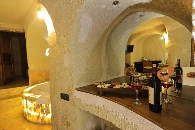 Cave Suite,    , Jakuzili