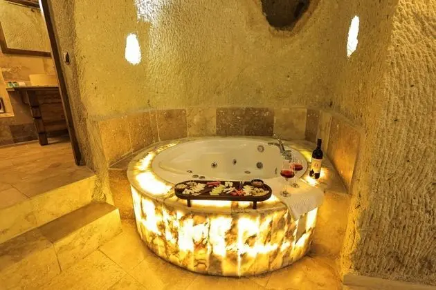 Cave Suite,    , Jakuzili