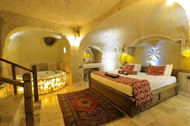 Cave Suite,    , Jakuzili