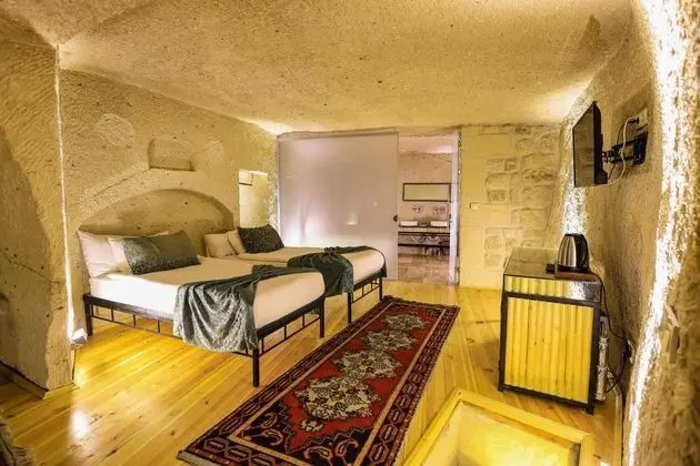 Cave Suite,    , Jakuzili