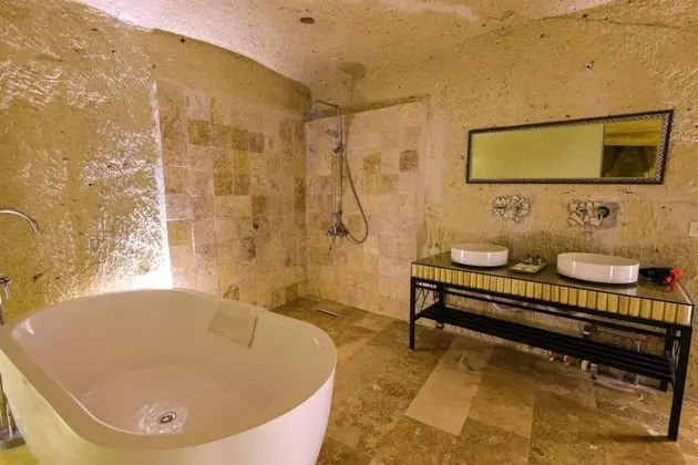 Cave Suite,    , Jakuzili
