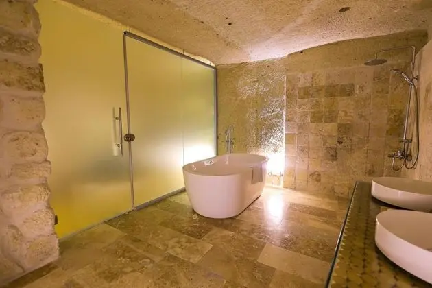 Cave Suite,    , Jakuzili