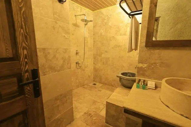 Cave Suite,    , Jakuzili
