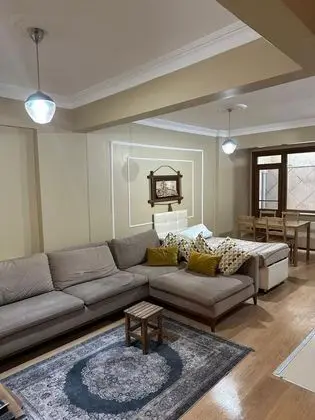 House,bahçe Manzaralı,yemek Masası