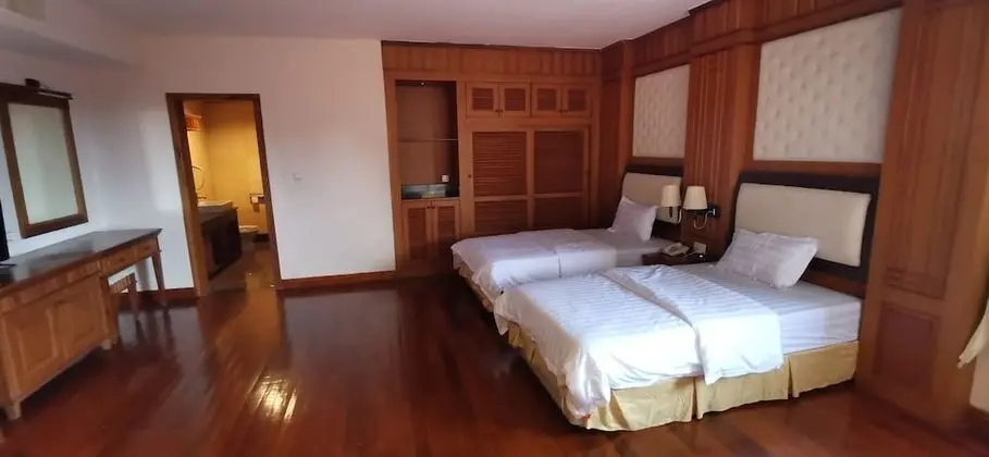 Deluxe City View Business Twin Room with Bathtub
