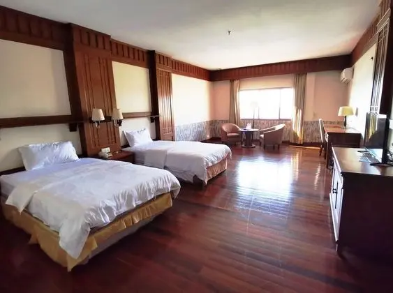 Deluxe City View Business Twin Room with Bathtub