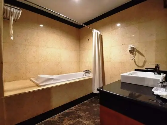 Deluxe City View Business Twin Room with Bathtub