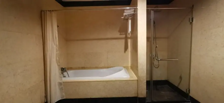 Deluxe City View Business Twin Room with Bathtub