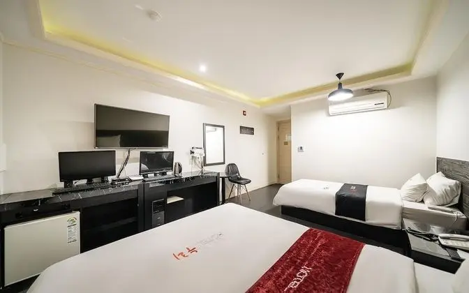 Oda (Business Twin B - King + Single Bed ()