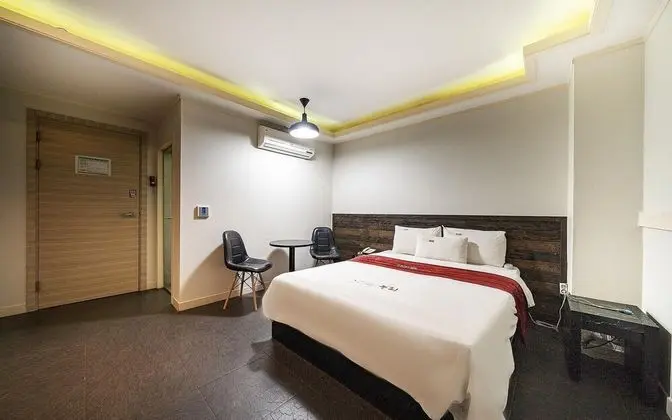 Oda (Semi-private room with king bed (15% )
