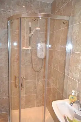 Family Kır Evi, Banyolu/Duşlu, Kısmi Deniz Manzaralı (Osborne Cottage)