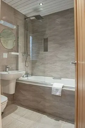 İki Ayrı Yataklı Oda, Banyolu/Duşlu