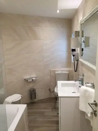 Büyük Yataklı Tek Kişilik Oda