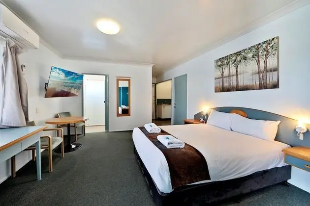 Deluxe Queen Room with Kitchenette