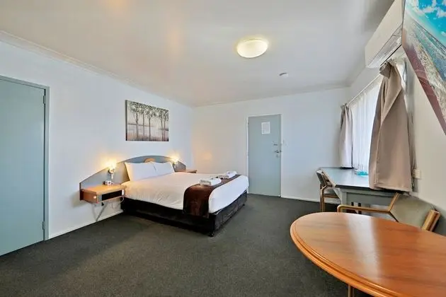 Deluxe Queen Room with Kitchenette