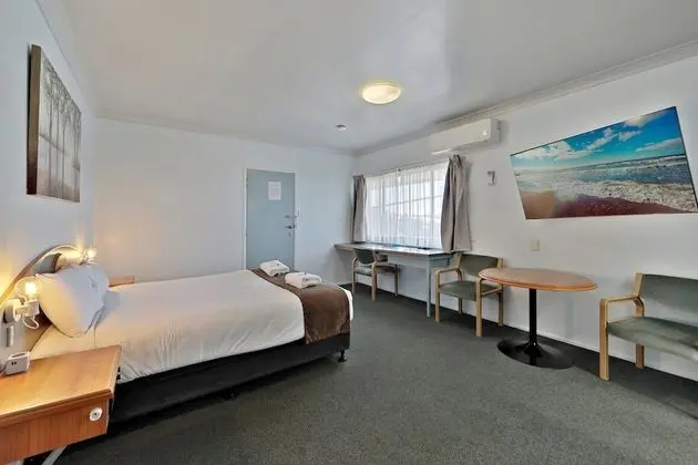 Deluxe Queen Room with Kitchenette