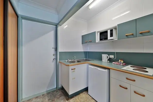 Deluxe Queen Room with Kitchenette