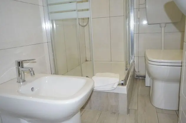 Üç Kişilik Oda