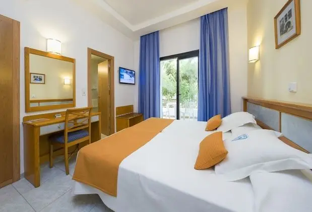 Basic Tek Büyük veya İki Ayrı Yataklı Oda, Balkon, Zemin Kat