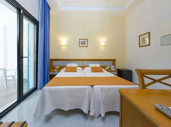 Basic Tek Büyük veya İki Ayrı Yataklı Oda, Balkon, Zemin Kat