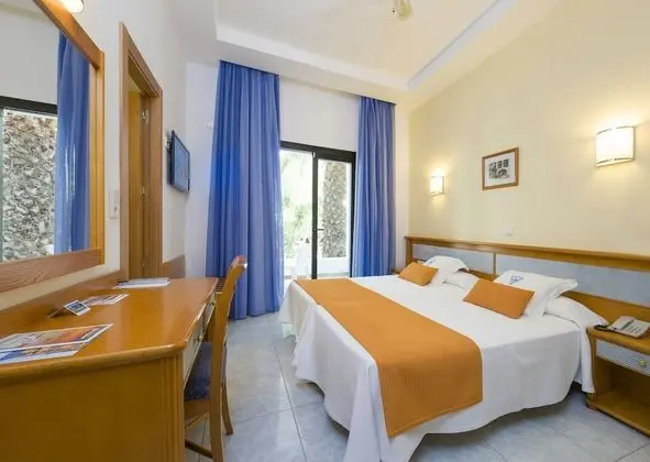 Basic Tek Büyük veya İki Ayrı Yataklı Oda, Balkon, Zemin Kat