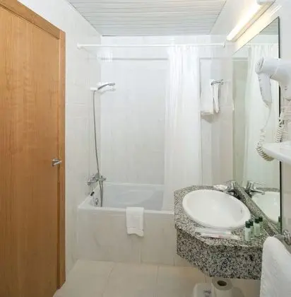 Basic Tek Büyük veya İki Ayrı Yataklı Oda, Balkon, Zemin Kat