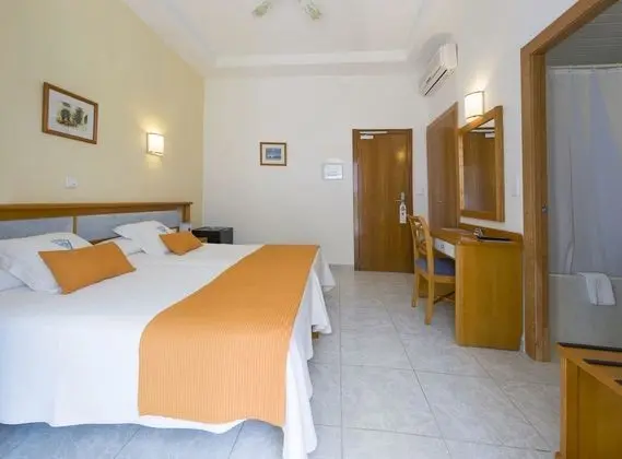 Tek Büyük veya İki Ayrı Yataklı Oda, Balkon, Bahçe Manzaralı