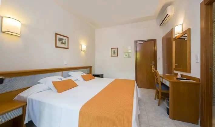 Tek Büyük veya İki Ayrı Yataklı Oda, Balkon, Bahçe Manzaralı