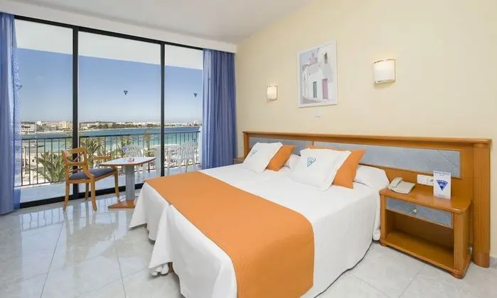 Tek Büyük veya İki Ayrı Yataklı Oda, Balkon, Deniz Manzaralı