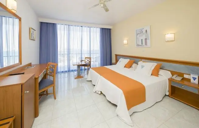 Tek Büyük veya İki Ayrı Yataklı Oda, Balkon, Deniz Manzaralı