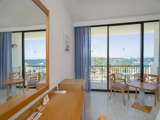 Tek Büyük veya İki Ayrı Yataklı Oda, Balkon, Deniz Manzaralı