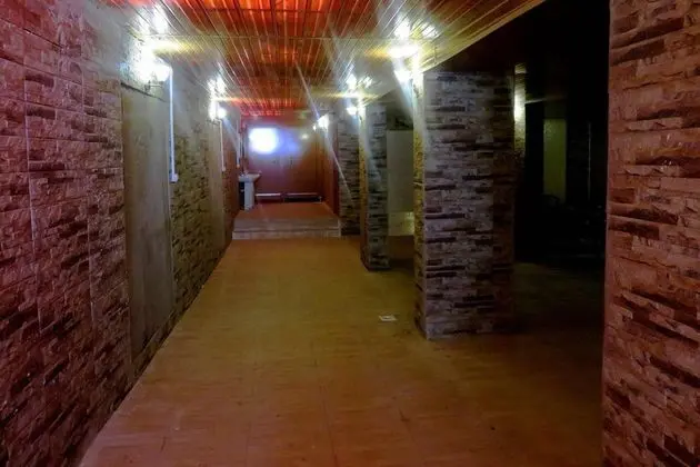 Havuz ve Dağ Manzaralı Oda
