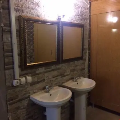 Havuz ve Dağ Manzaralı Oda