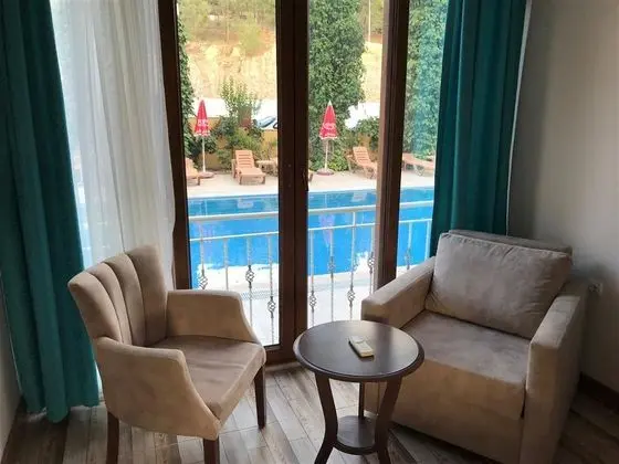 Havuz ve Dağ Manzaralı Oda